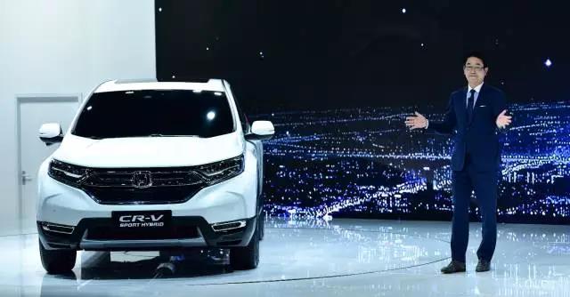 作為全球最暢銷的SUV， CR-V創(chuàng)造了無數(shù)個奇跡。撇開全球不說，從2004年CR-V被引進到中國市場以來，就開拓了城市SUV市場，開啟了國內(nèi)高品質(zhì)SUV生活潮流。進取之路永不停止，就在此次上海車展期間，東風(fēng)本田CR-V也終于迎來了全新?lián)Q代，實現(xiàn)了從內(nèi)到外的全面革新。