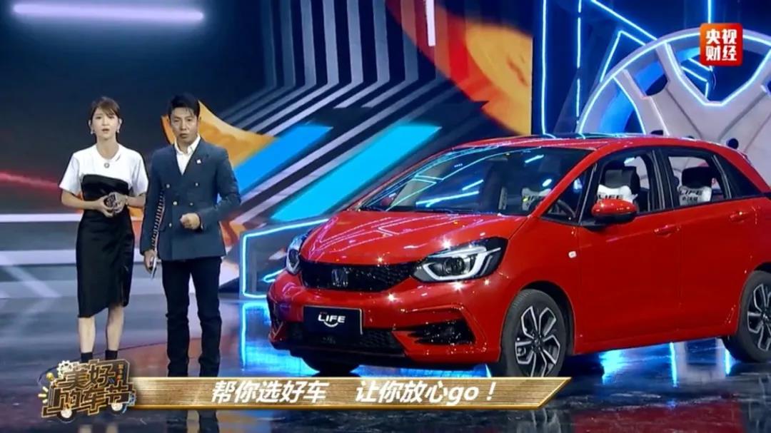 央視直播，名嘴主持竟現(xiàn)場“帶貨”？！